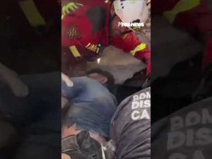 Read more about the article First responders CELEBRATE after survivor pulled from earthquake rubble #shorts #news #earthquake