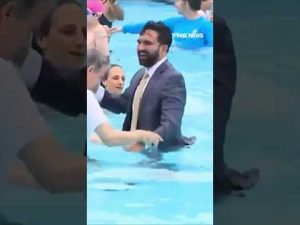 Read more about the article Mamdani jumps into city pool wearing FULL SUIT #shorts #us #news #Mamdani #politics