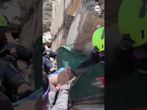 Read more about the article U.S. teams help rescue baby, mother from rubble after Venezuela quake