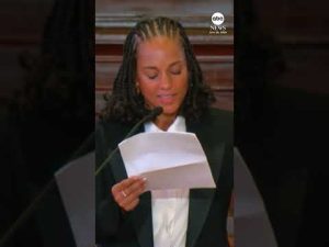 Read more about the article Alicia Keys delivered a heartfelt speech at Clive Davis’ memorial on Monday morning
