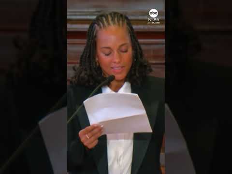 Read more about the article Alicia Keys delivered a heartfelt speech at Clive Davis’ memorial on Monday morning