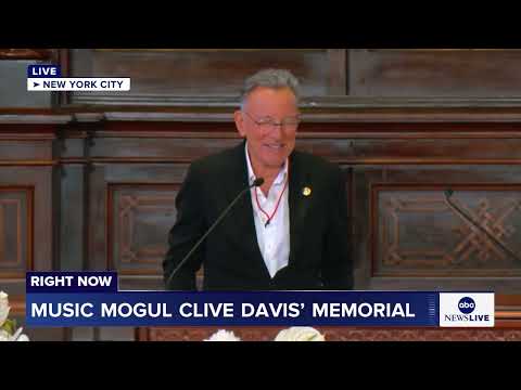 You are currently viewing Bruce Springsteen honors music legend Clive Davis