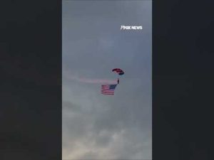 Read more about the article WATCH: Patriot parachute team soars GIANT American flags into Cody Stampede Rodeo