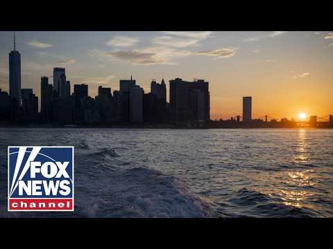 Read more about the article WATCH LIVE: NYC high-rise building feared to be on verge of collapse