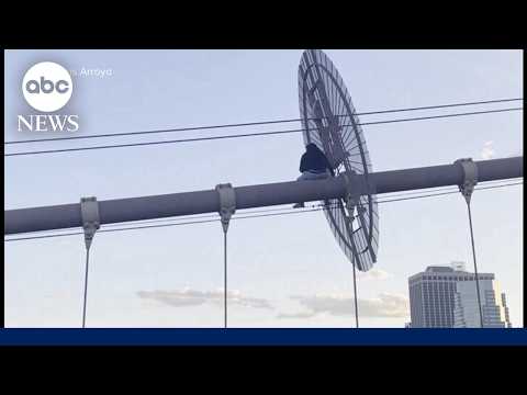 Read more about the article Woman perched on Brooklyn Bridge beam rescued by elite NYPD team
