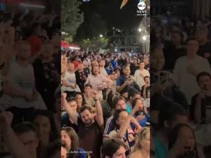 Read more about the article Fans celebrate France’s win against Morocco in World Cup