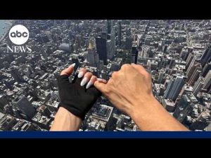 Read more about the article Daredevils climb to top of the Empire State Building, display banner before proposal
