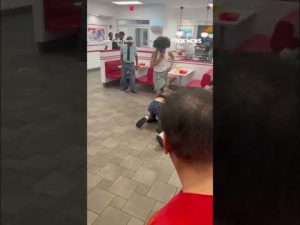 Read more about the article Violent brawl ERUPTS inside In-N-Out Burger #shorts