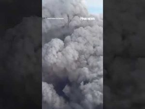 Read more about the article Cockpit video captures MASSIVE smoke plume from Ontario wildfires