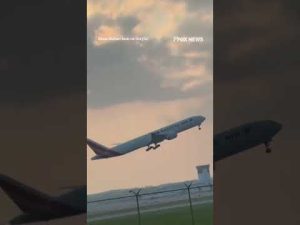 Read more about the article Cargo plane sends SPARKS FLYING when tail strikes runway #shorts