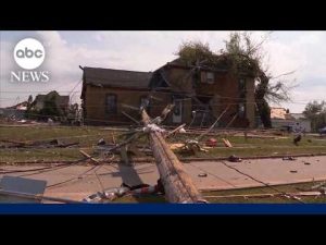 Read more about the article Powerful tornado slams Wisconsin neighborhood