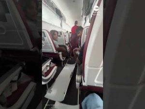 Read more about the article 17 people hospitalized after sudden loss of altitude on Air India flight to Delhi