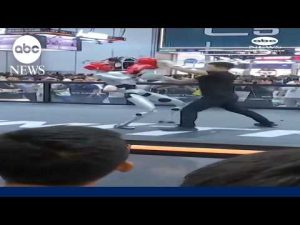 Read more about the article Man spars robot boxer at Chinese tech conference
