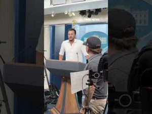 Read more about the article Luke Bryan, Jason Aldean take over White House briefing room #shorts