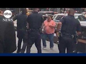 Read more about the article 2 stabbed, 1 fatally, in ‘random and unprovoked’ attack in Times Square: Police