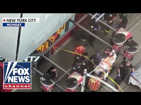 You are currently viewing 1 dead, 1 injured in stabbing spree in Times Square